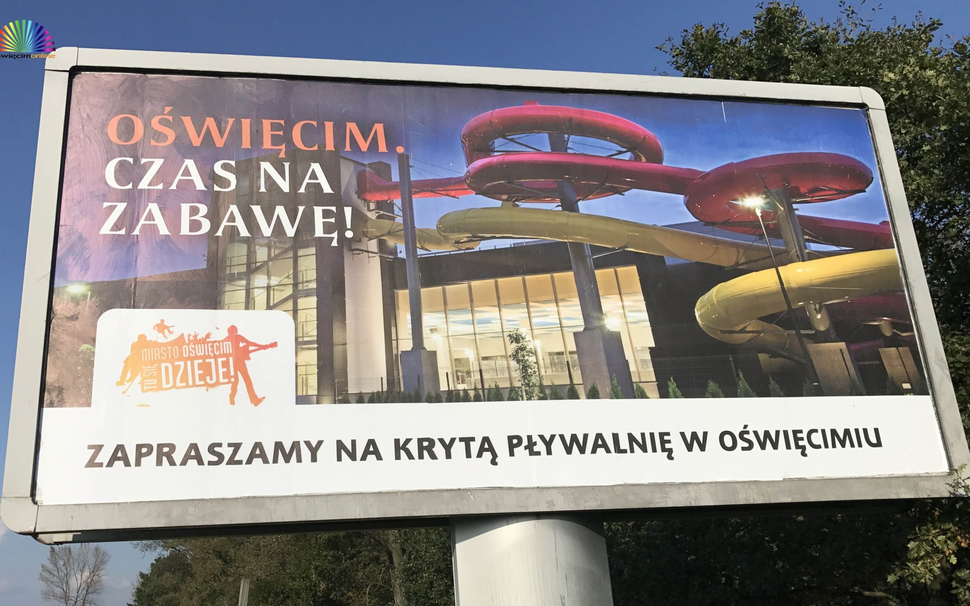 KONTROWERSJE. Bilbord „Oświęcim. Czas na zabawę” kilkaset metrów od Muzeum Auschwitz