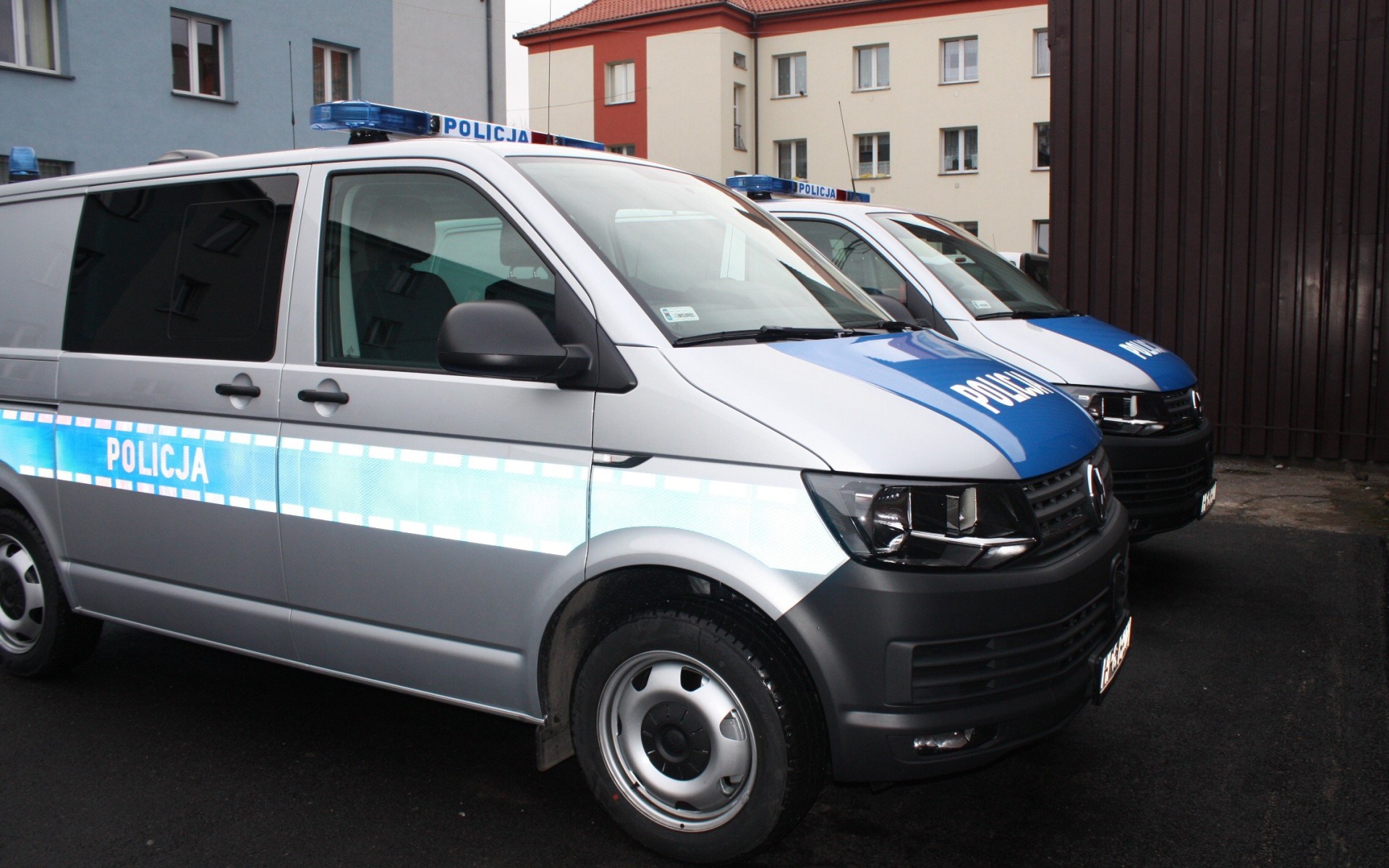 OŚWIĘCIM. Dwa nowe radiowozy typu furgon dla oświęcimskich policjantów