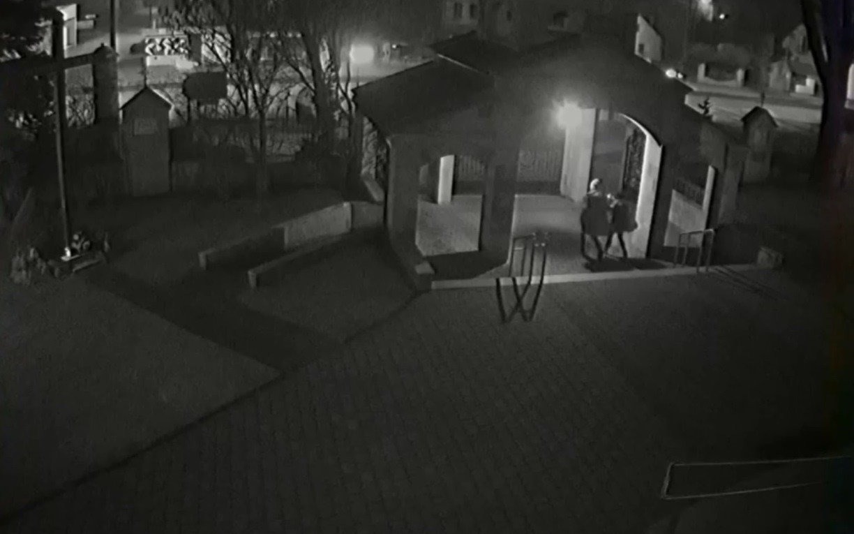 BRZESZCZE. Twórcy pseudograffiti na drzwiach kościoła już po zarzutach