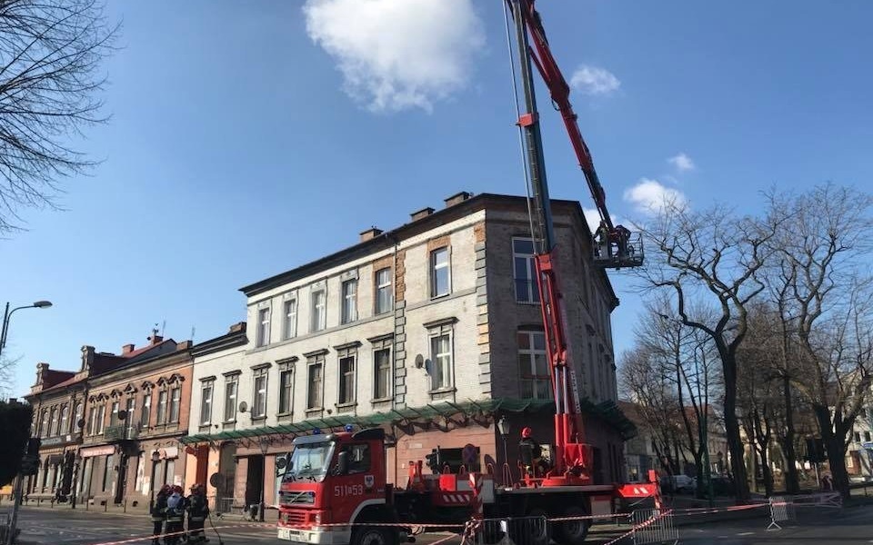 OŚWIĘCIM. Uwaga na głowy, spadająca elewacja