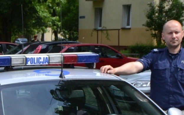 OŚWIĘCIM. Funkcjonariusze odwiedli nastolatka na dachu wieżowca od desperackiego czynu