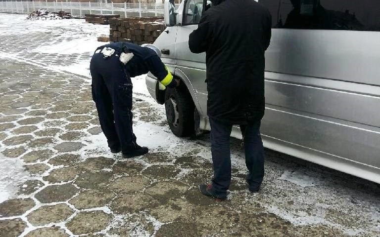 POWIAT. Policjanci wspólnie z pracownikami Starostwa Powiatowego, przeprowadzili działania pn. „Gimbus”
