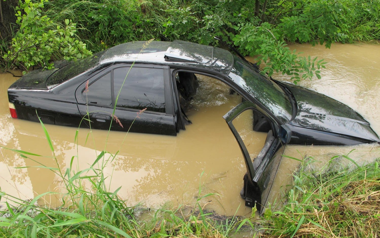 Zasole. Ucieczka młodego pirata drogowa zakończyła się w rowie melioracyjnym