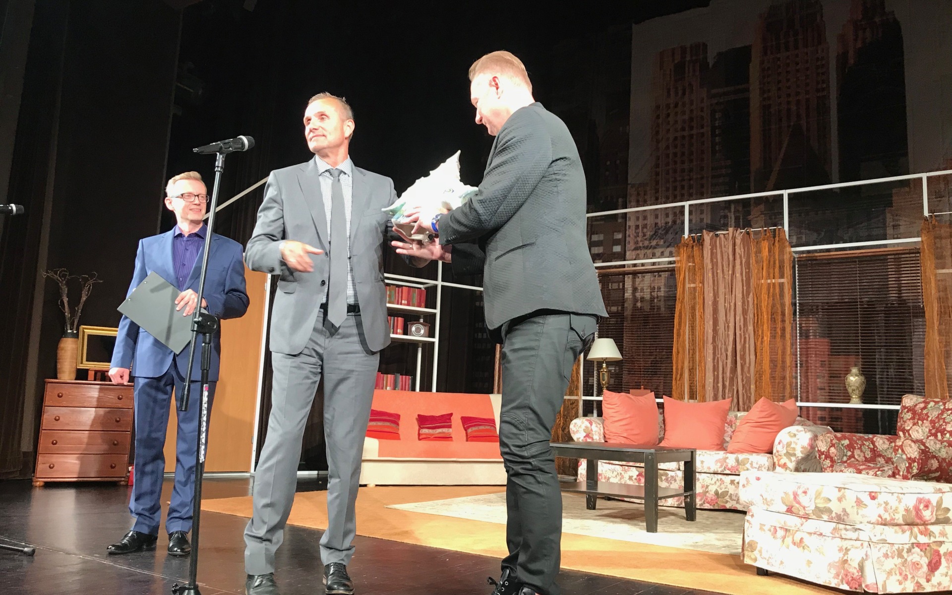 POWIAT. Starosta Zbigniew Starzec wręcza „Duszka Powiatu” Darkowi Maciborkowi