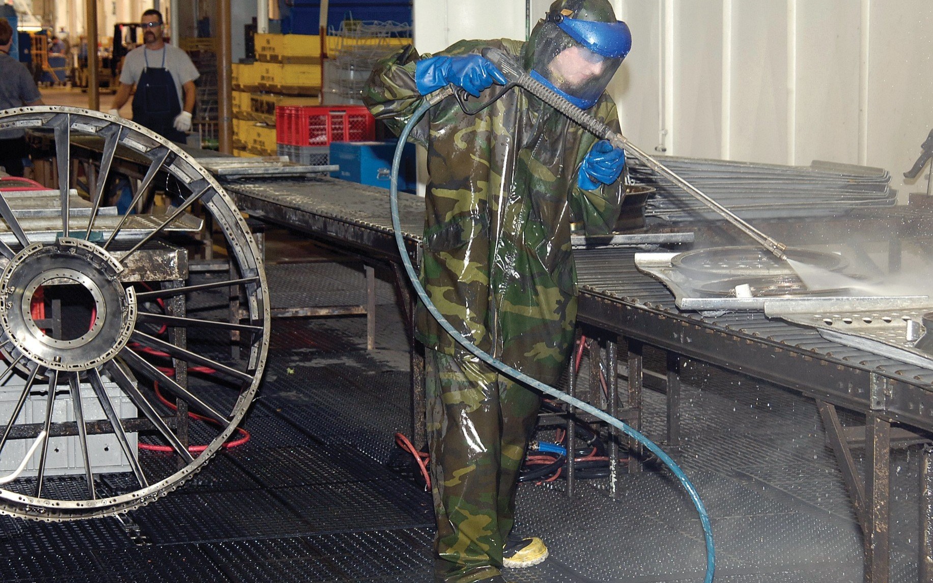 Na czym polega piaskowanie konstrukcji stalowych?