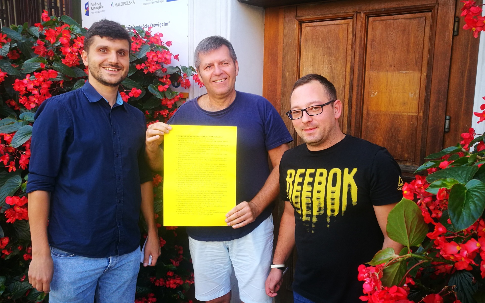 OŚWIĘCIM. Tezy Porozumienia dla Oświęcimia na drzwiach Urzędu Miasta