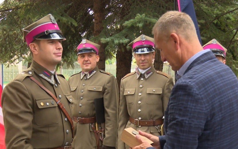 POWIAT. Starosta z odznaką Szwadronu Kawalerii Ochotniczej im. rtm. Witolda Pileckiego