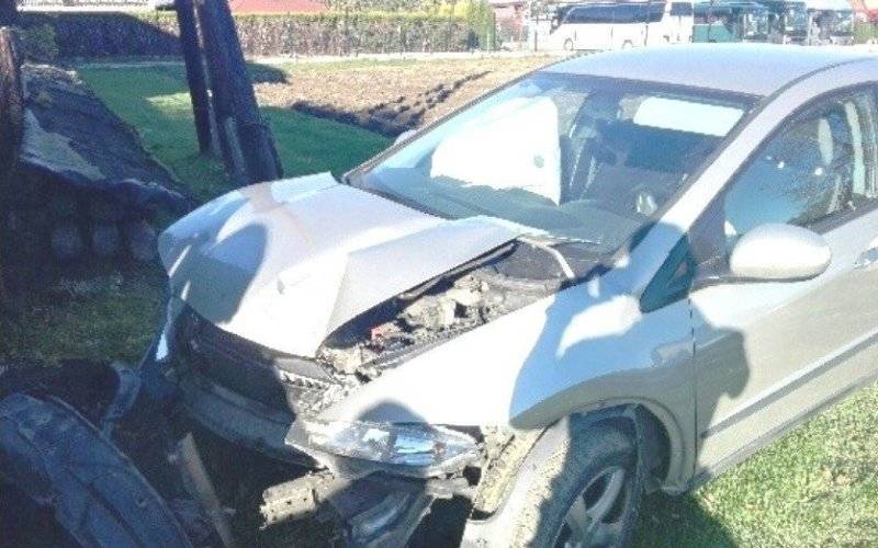 KĘTY. Zasnął za kierownicą i uderzył w ogrodzenie