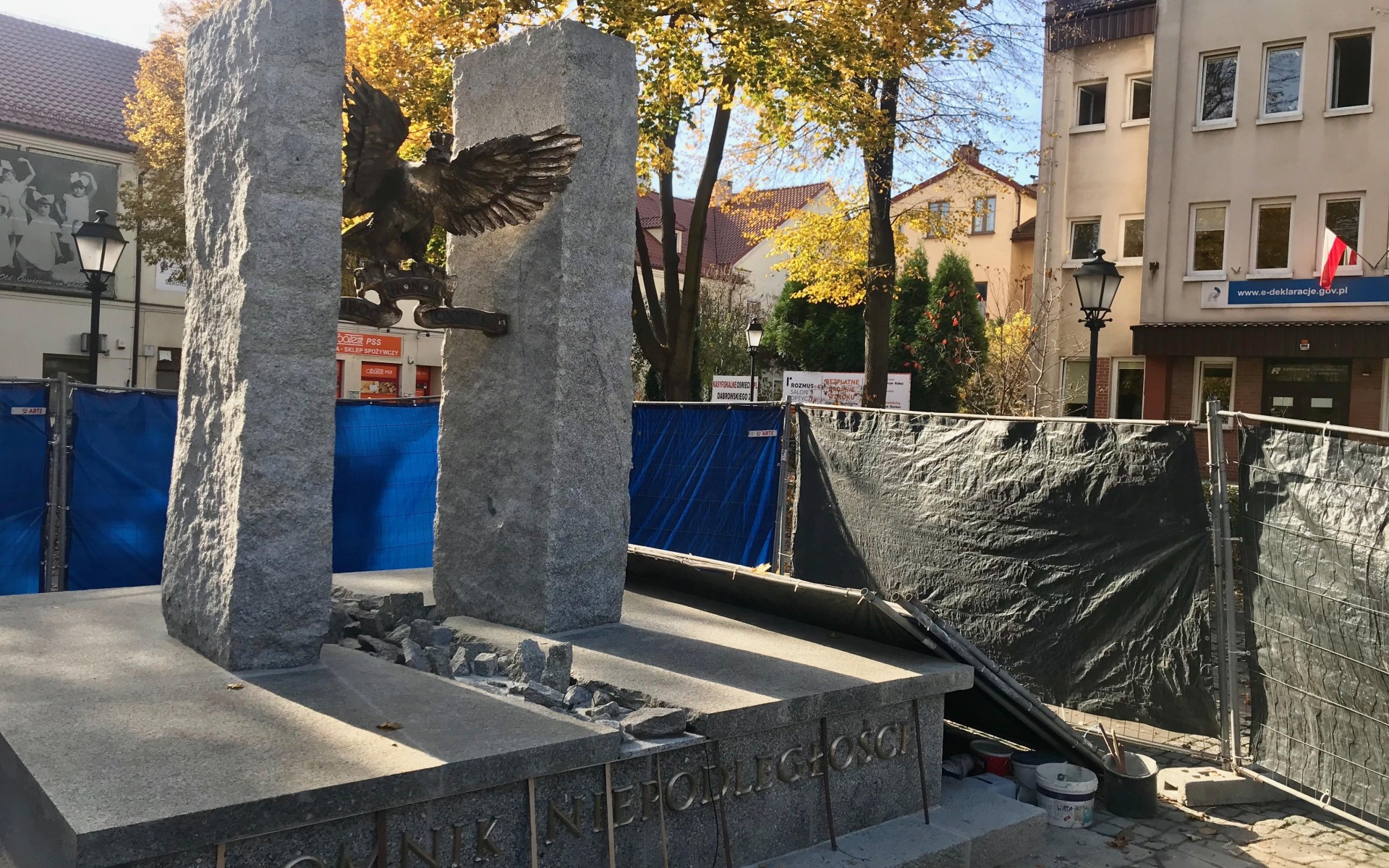 OŚWIĘCIM. Pomnik Niepodległości z nowym, „nie pijanym” orłem
