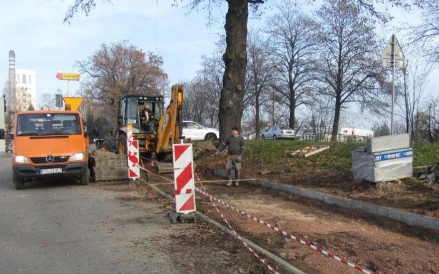 BRZESZCZE. Trwa budowa ścieżki rowerowej za blisko 12 mln zł