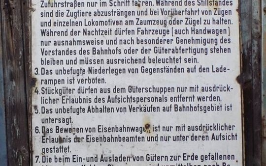 OŚWIĘCIM. Niemiecka tablica z dworca towarowego