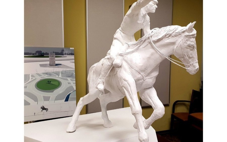 CHRZANÓW. Pomnik rtm. Witolda Pileckiego na koniu