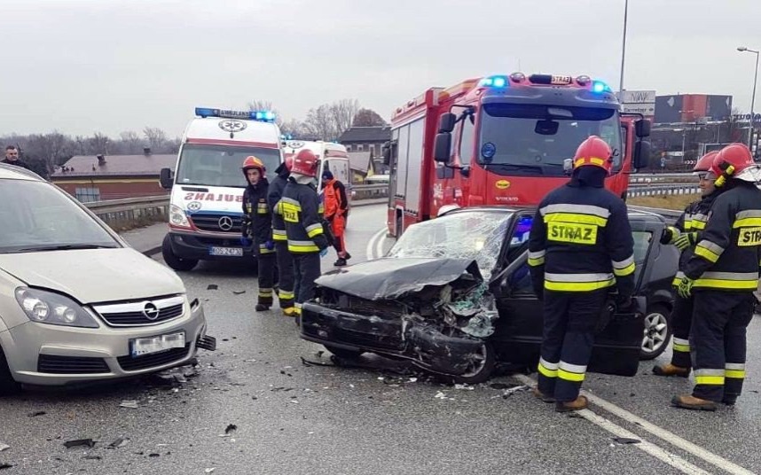 BABICE. Groźny wypadek na wiadukcie, trzy osoby w szpitalu
