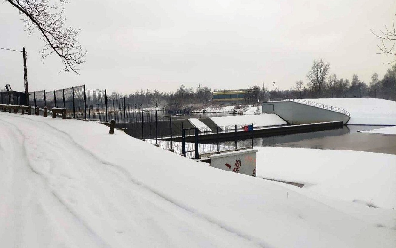 ZATOR. Pijany kierowca mógł wpaść do rzeki