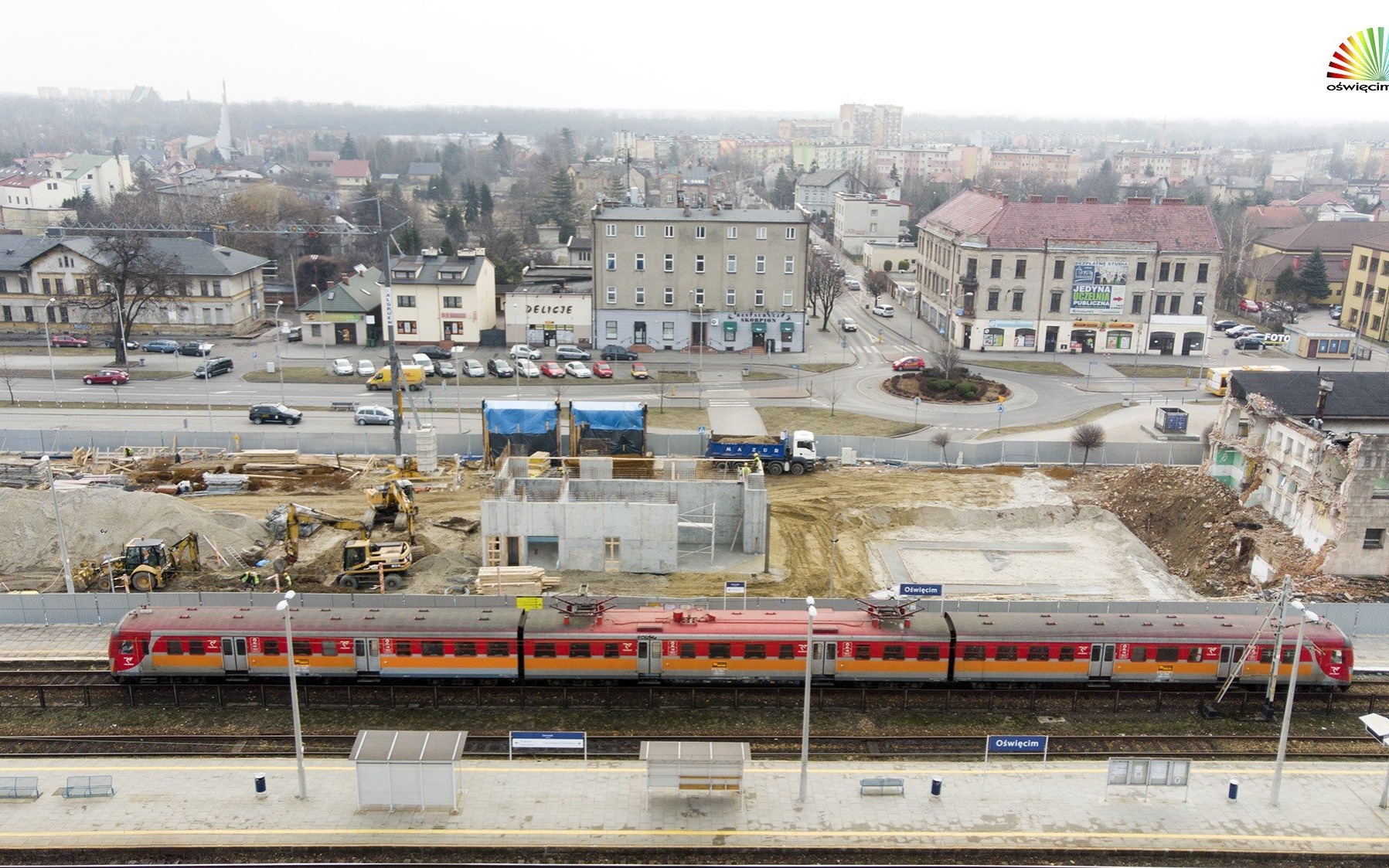 OŚWIĘCIM. Mury nowego dworca PKP już widać