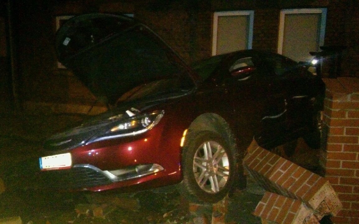 CHEŁMEK. Uderzyła w ogrodzenie posesji