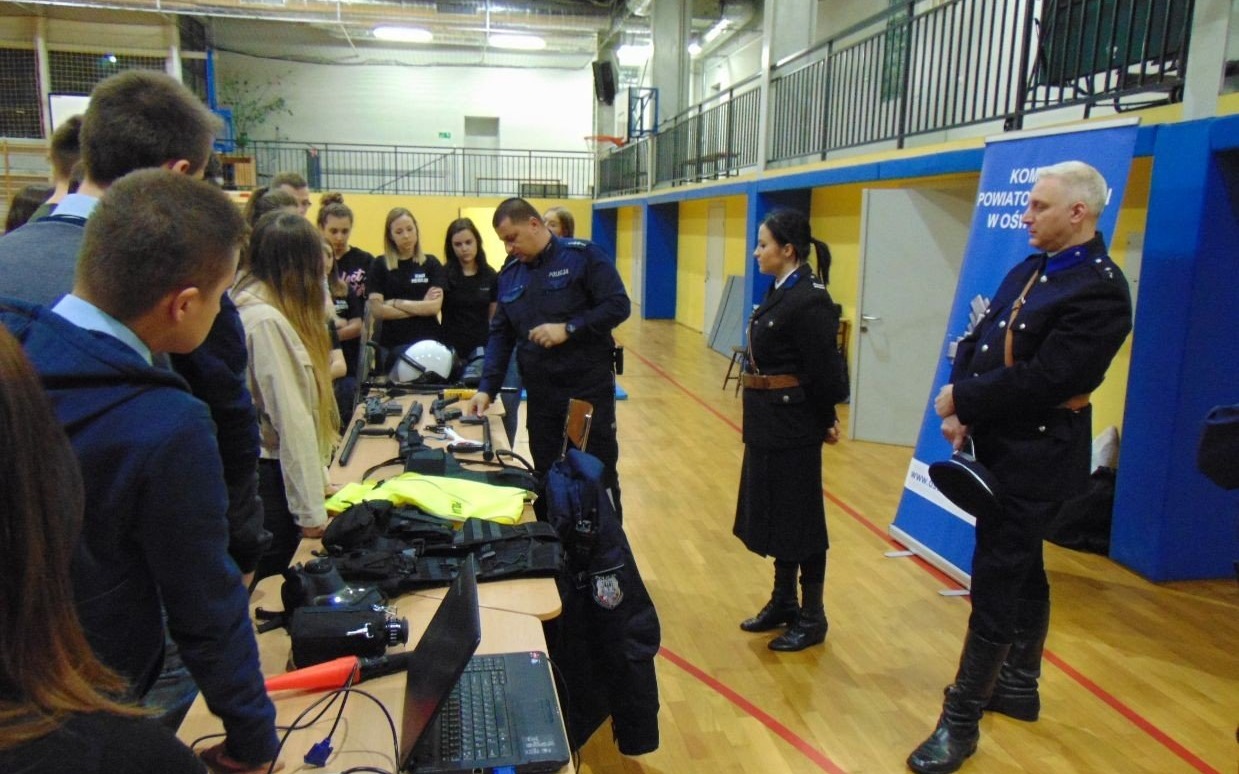 POWIAT. Opowiedzieli młodzieży o policyjnej służbie