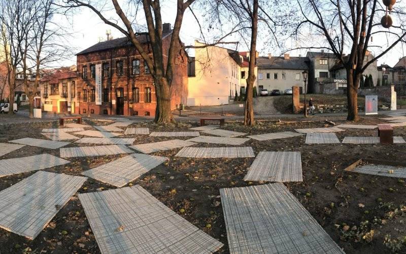 OŚWIĘCIM. Zdjęcia Parku Pamięci w miejscu po Wielkiej Synagodze