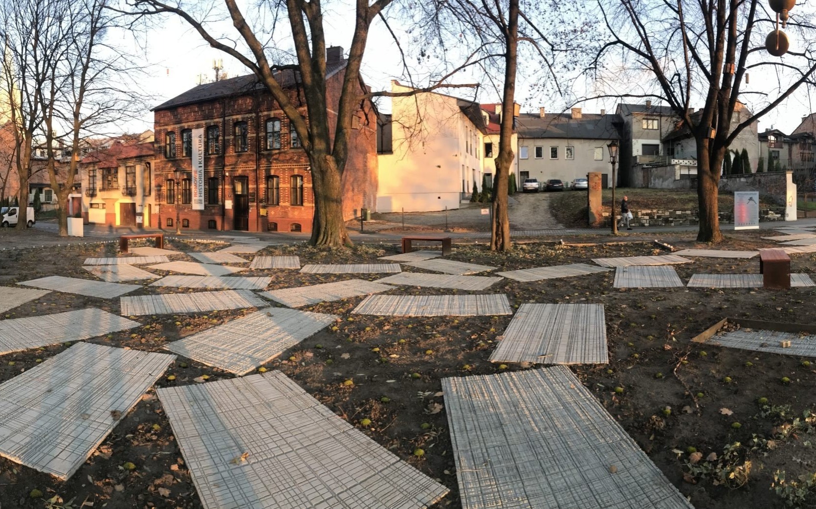 OŚWIĘCIM. Zdjęcia Parku Pamięci w miejscu po Wielkiej Synagodze