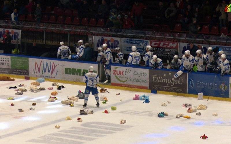 OŚWIĘCIM. V akcja Teddy Bear Toss na lodowisku