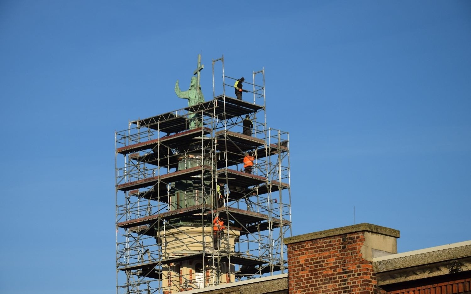 OŚWIĘCIM. remont wieży z posągiem Chrystusa