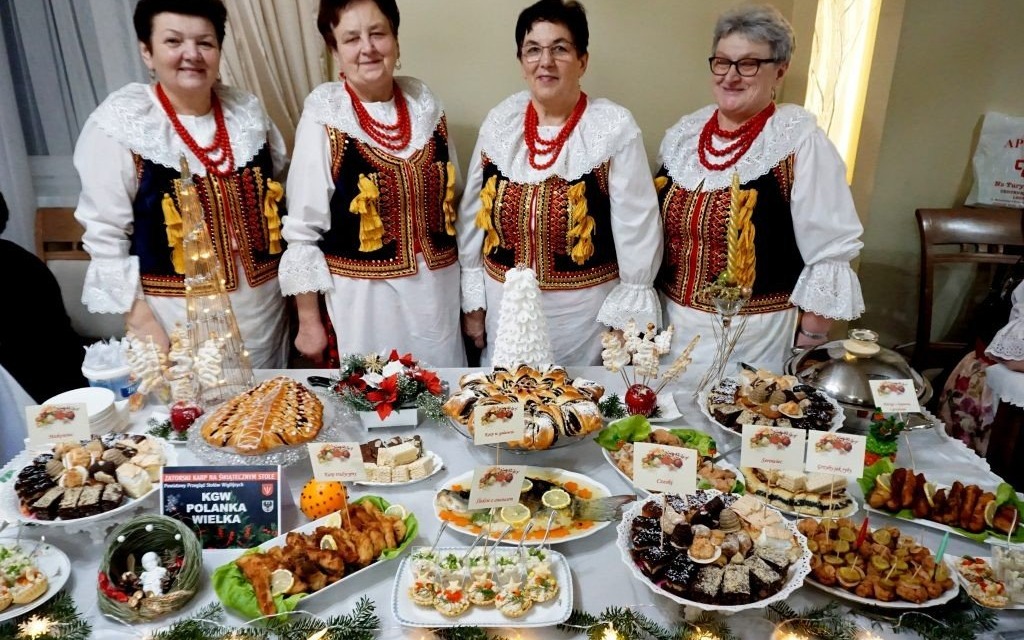 POWIAT. Stoły uginały się od świątecznych pyszności