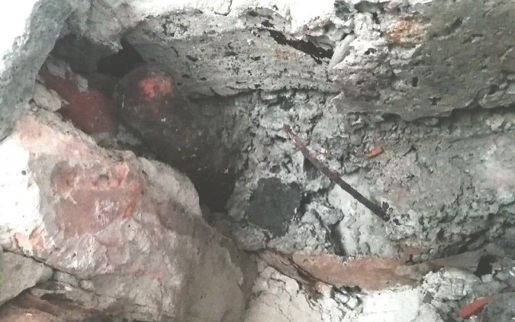 BRZEZINKA. Metalowy element w ścianie domu to nie element pocisku