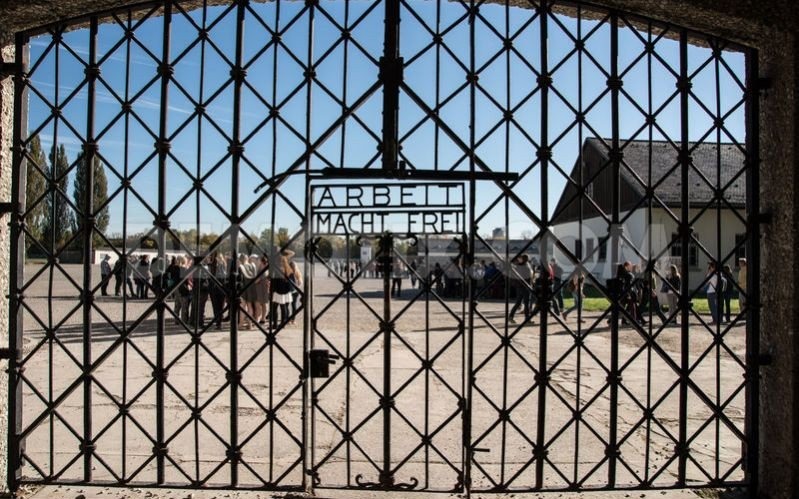 DACHAU. Kradzież bramy ''Arbeit macht frei''