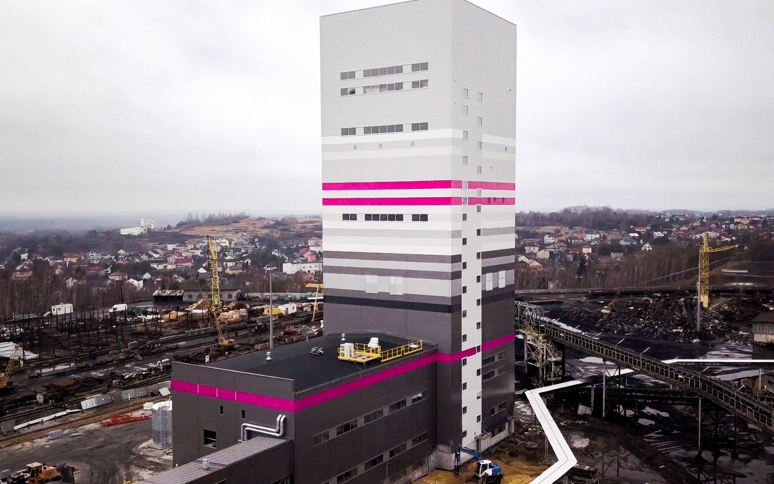 LIBIĄŻ. Nowoczesna maszyna i nowa ściana