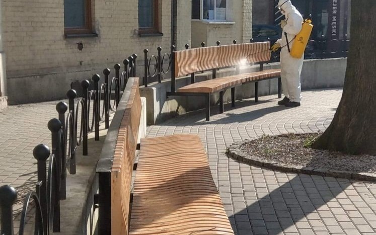 OŚWIĘCIM. Ławki i wiaty przystankowe zdezynfekowane