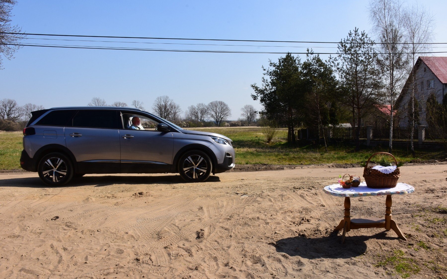 BOBREK. Ksiądz poświęcił koszyczki wielkanocne z auta