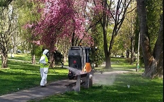 OŚWIĘCIM. Po raz trzeci odkażono ścieżki, ławki i kosze na śmieci