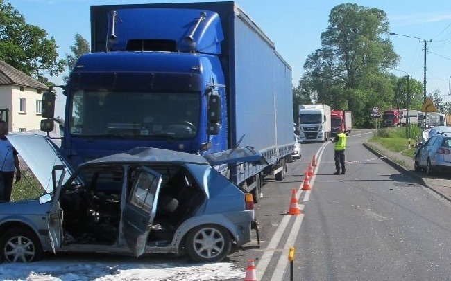 OŚWIĘCIM. Wjechał prosto pod ciężarówkę