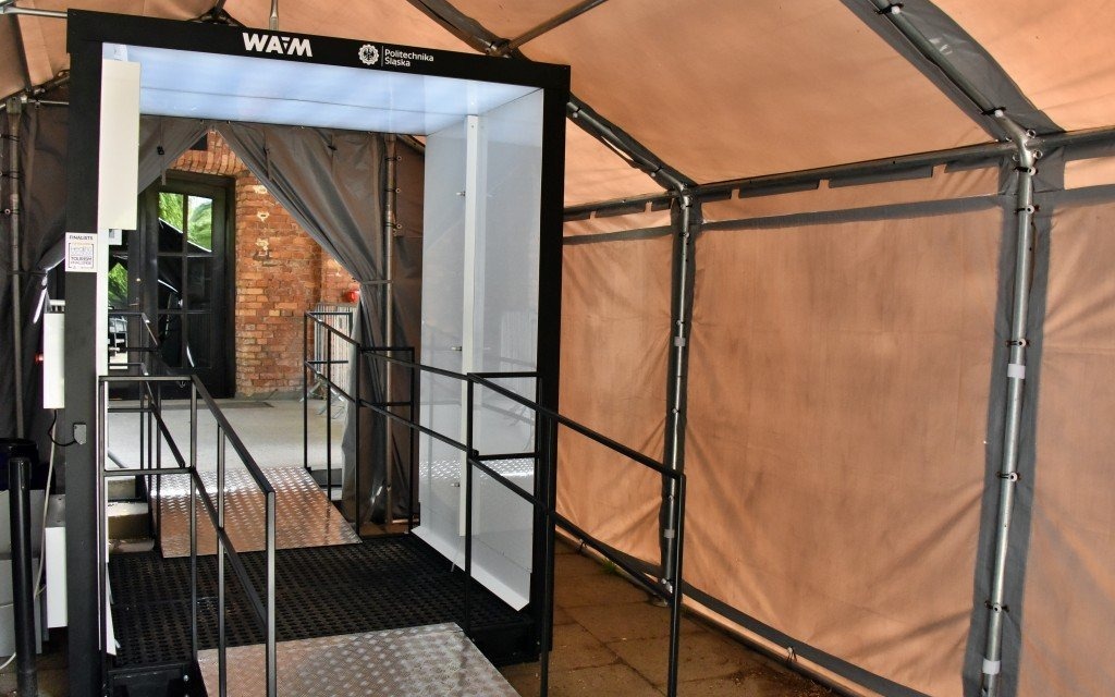 AUSCHWITZ. Nowatorska bramka do dezynfekcji w Miejscu Pamięci