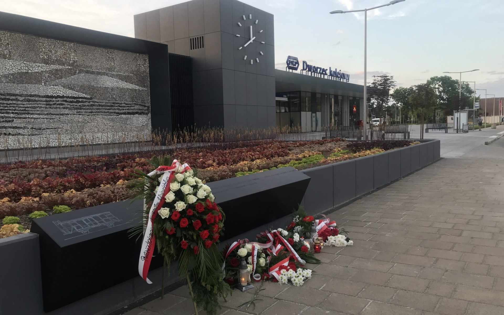 OŚWIĘCIM. Symboliczna tablica upamiętniająca bohaterskich kolejarzy