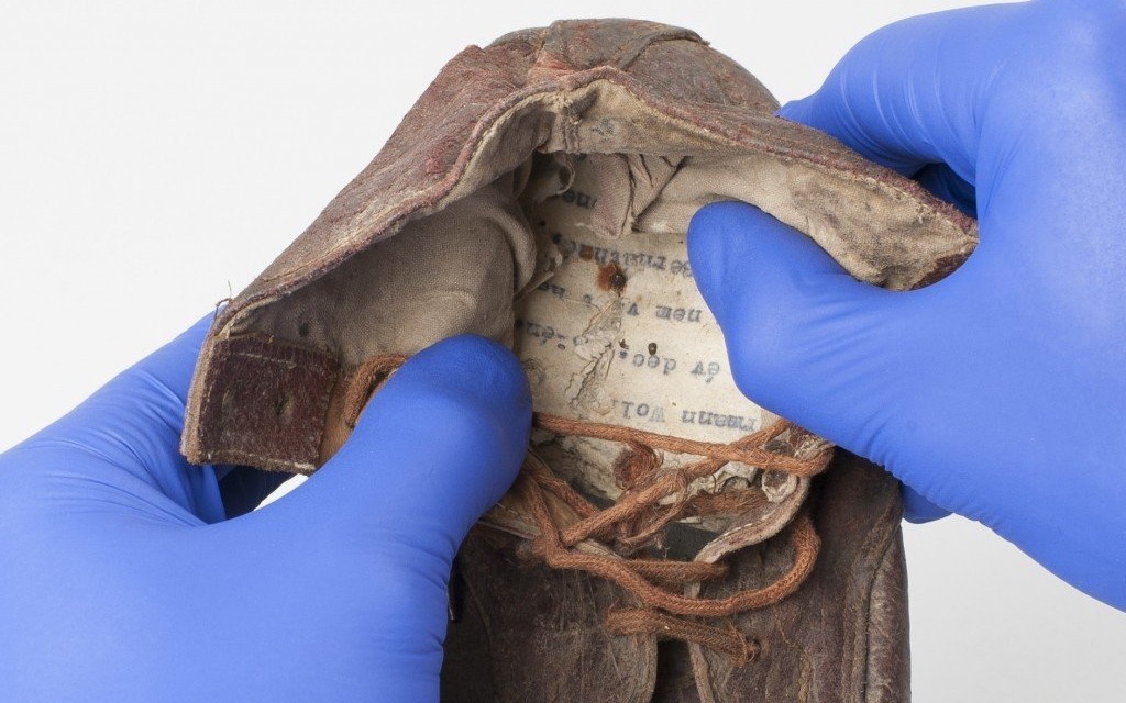 AUSCHWITZ. Poruszające znaleziska w dziecięcych bucikach