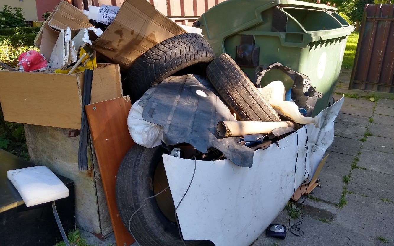 OŚWIĘCIM. Podrzucanie śmieci do miasta