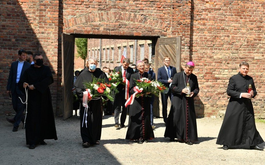 AUSCHWITZ. Upamiętniono 79. rocznicę śmierci o. Maksymiliana Kolbego