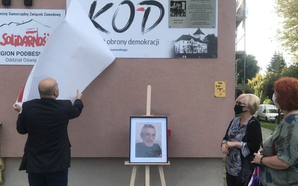POWIAT. Odsłonięcie tablicy ku czci śp. Tadeusza Kusia