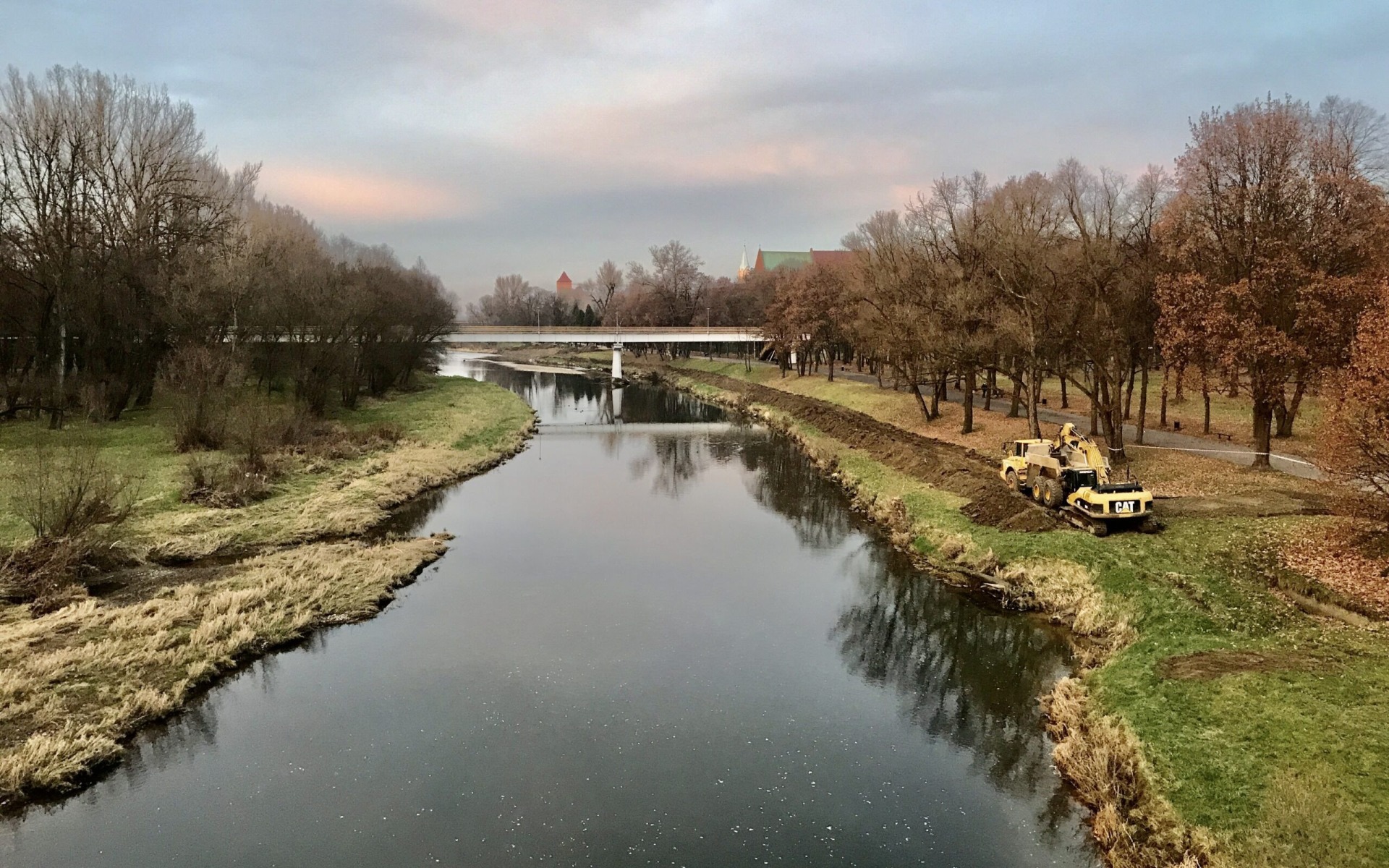 OŚWIĘCIM. Na bulwarach trwa naprawa brzegów w korycie rzeki Soły