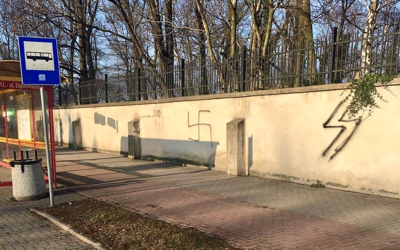 OŚWIĘCIM. Nazistowskie symbole na cmentarzu żydowskim