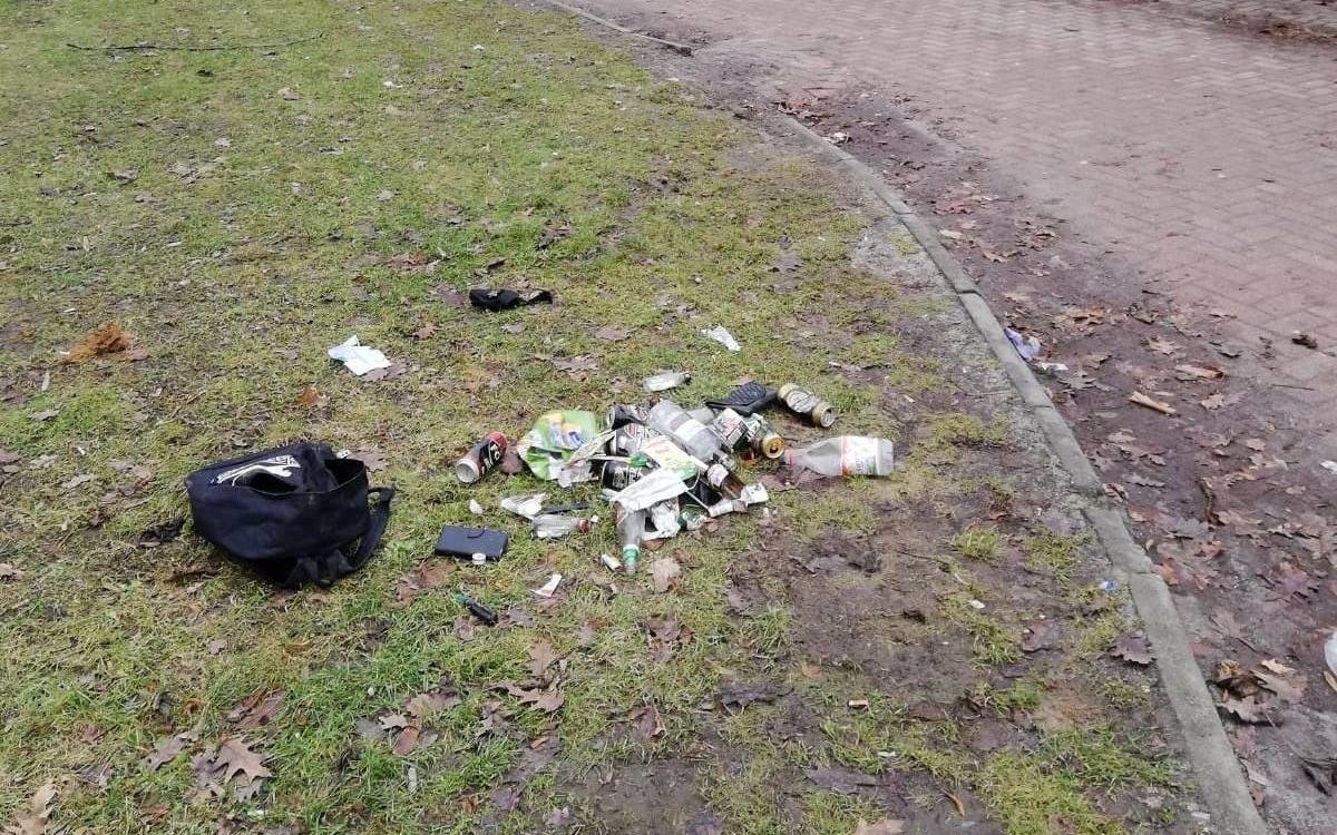 OŚWIĘCIM. Agresywny mężczyzna wyciągnął z plecaka pistolet