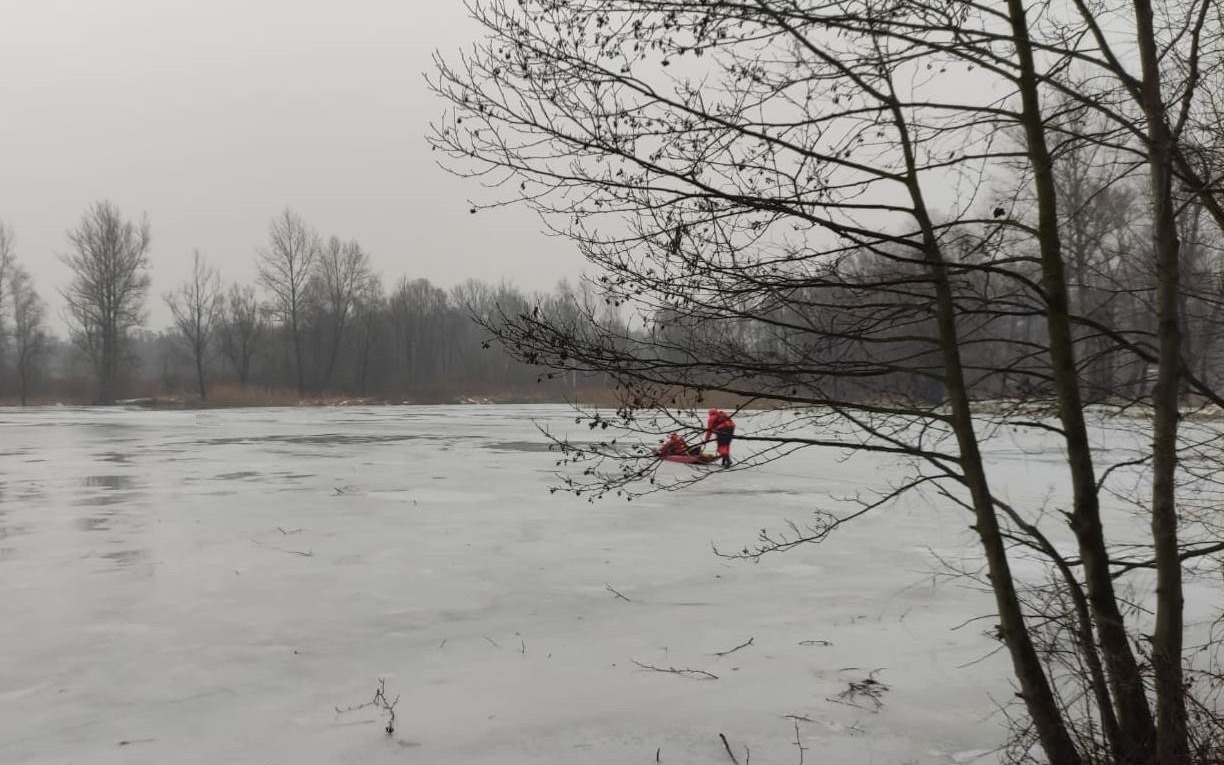 ZATOR. Mężczyzna wpadł pod lód