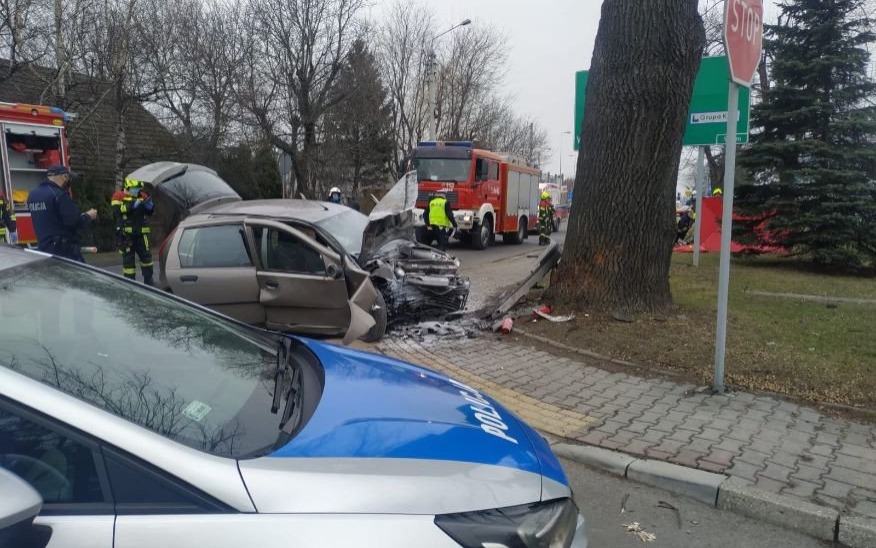 KĘTY. 71 latek uderzył w drzewo