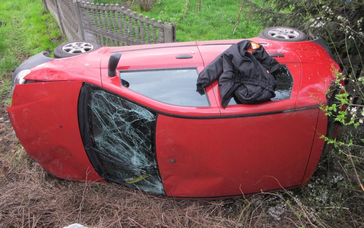 BOBREK. Pijany kierowca wypadł z mostu