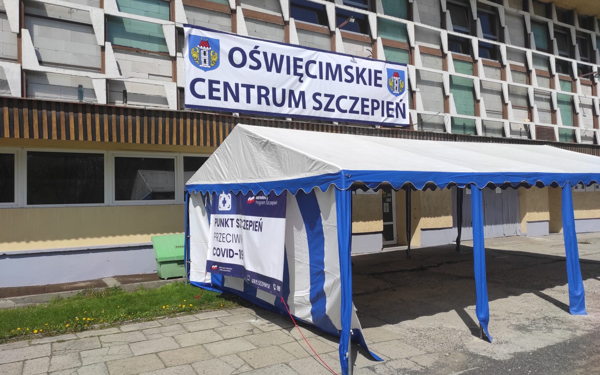 OŚWIĘCIM. Na lodowisku ruszyły szczepienia przeciw Covid-19