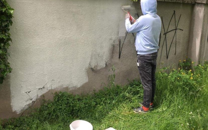 OŚWIĘCIM. Mur cmentarza żydowskiego odmalowany, sprawcy przepraszają