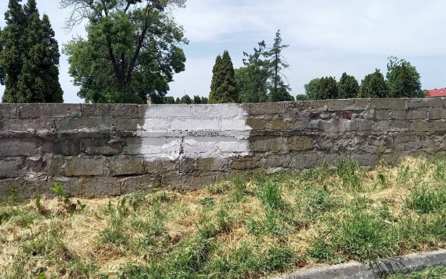 OŚWIĘCIM. Urząd Miasta zamalował swastykę, ale zostawił wulgarne hasła