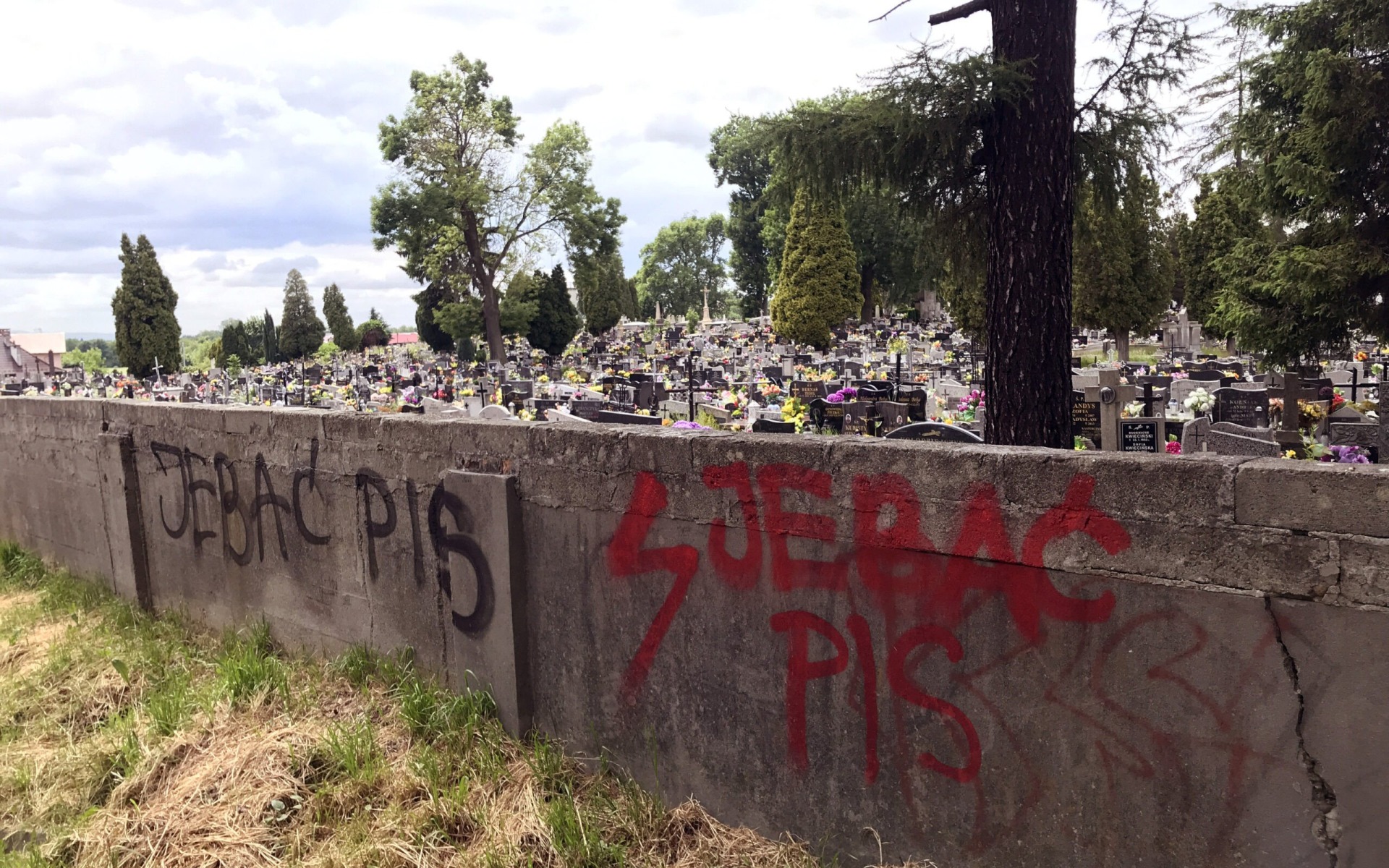 OŚWIĘCIM. Prezydent zabiera głos ws. obraźliwych napisów na murze