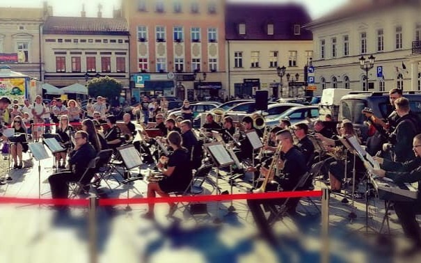 OŚWIĘCIM. Koncert Miejskiej Orkiestry Dętej na Rynku Głównym